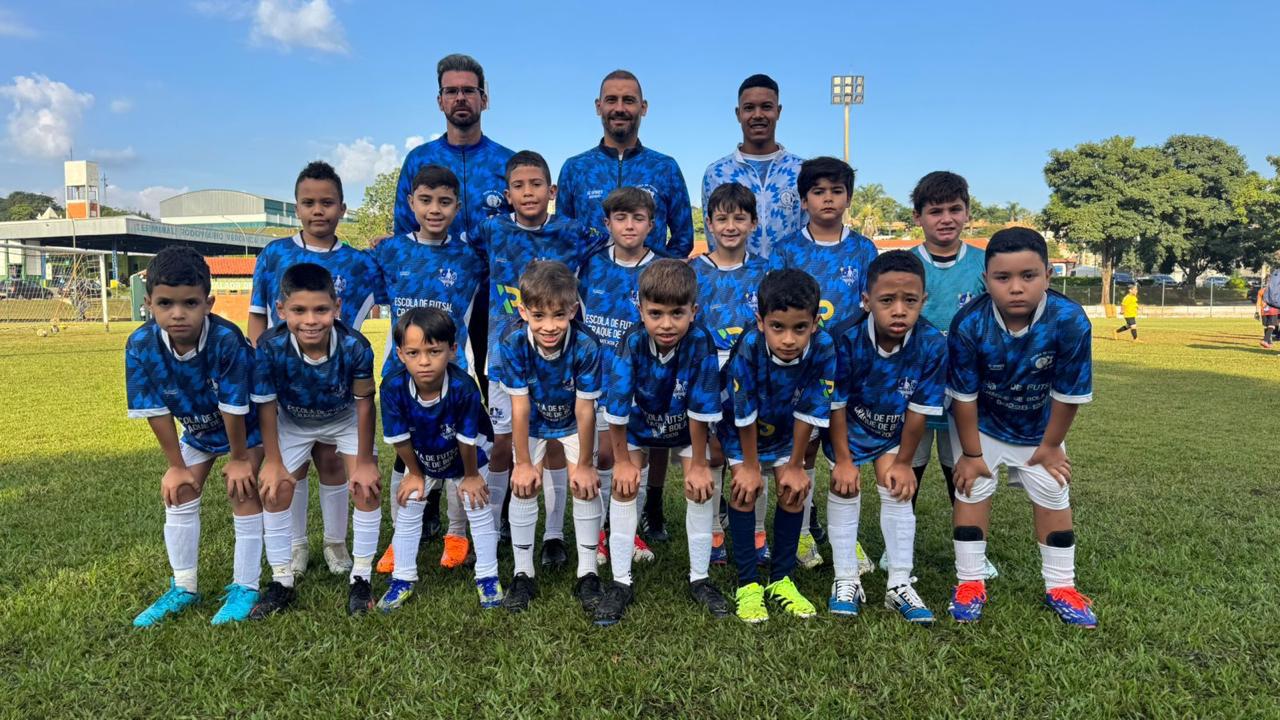 Alunos entrando em campo para a partida